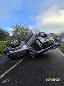 In auto con il figlio perde il controllo della vettura e si ribalta, grave una donna