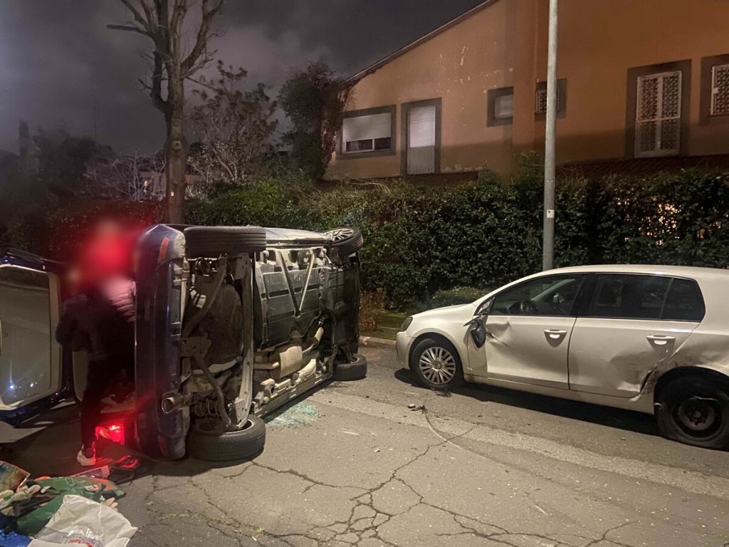Incidente a Casal Palocco: si ribalta con l'auto e danneggia due vetture in sosta