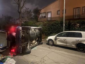 Incidente a Casal Palocco: si ribalta con l'auto e danneggia due vetture in sosta