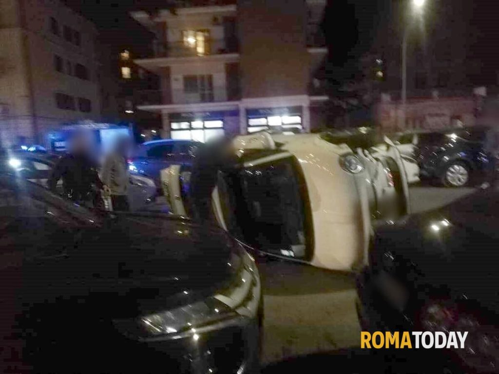 Con la 500 contro le auto in sosta, poi si ribalta