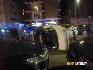 Con la 500 contro le auto in sosta, poi si ribalta