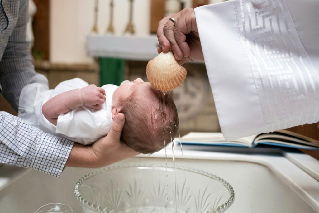 Guida alla “scomunica”. Come ci si sbattezza e quanti lo fanno a Roma
