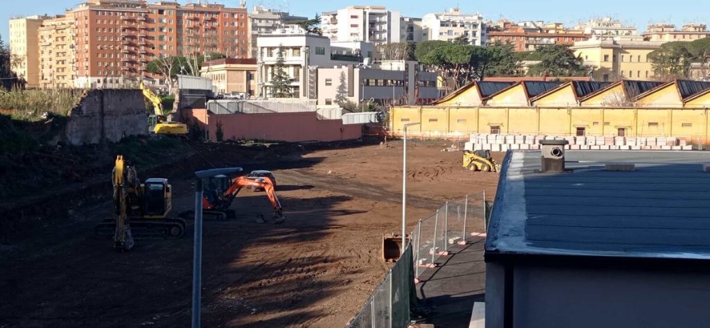 Ruspe in azione a Piazza Zama: nella caserma Zignani arriveranno 248 appartamenti