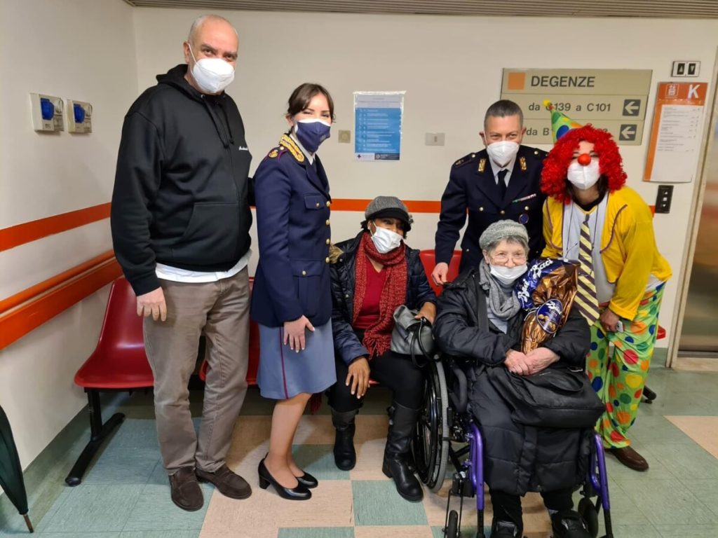 Uova di pasqua negli ospedali di Roma: la polizia porta un sorriso a medici e pazienti