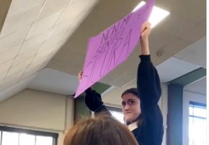 Molestie alla Sapienza, studentessa mostra un cartello e blocca la lezione: "Non mi sento sicura"