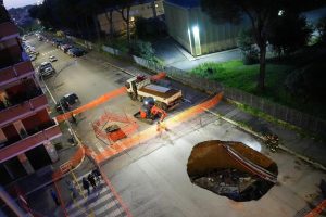 Voragine al Quadraro, disposto il "rientro immediato" per le 58 persone evacuate in via Labeone