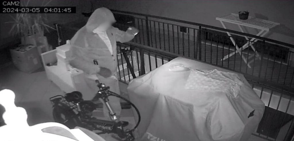 Quartiere sotto attacco dei ladri, residenti pronti alle ronde: "Nessun dorma"