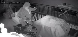 Quartiere sotto attacco dei ladri, residenti pronti alle ronde: "Nessun dorma"