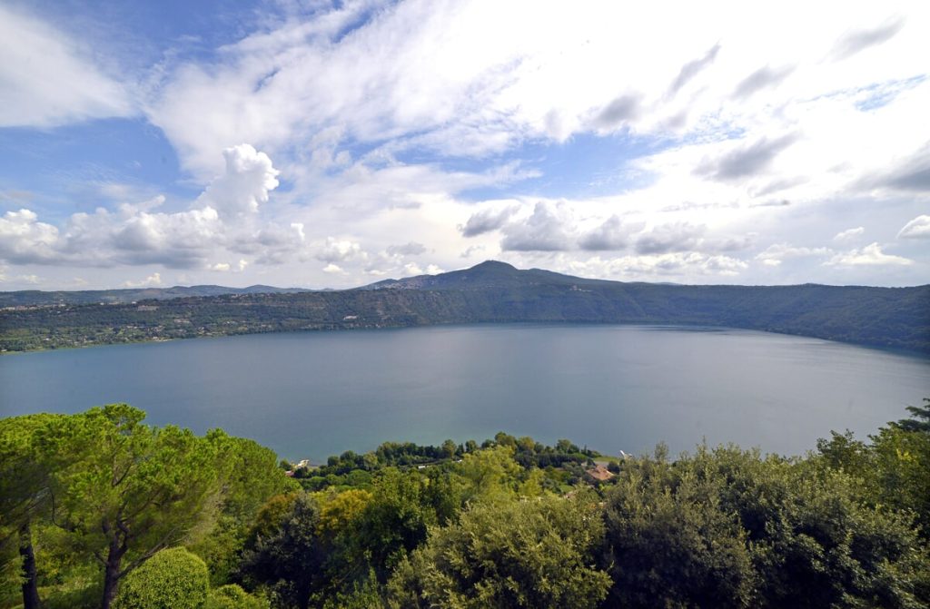Pozzi abusivi, leggi ignorate. Così il lago del Papa rischia di scomparire