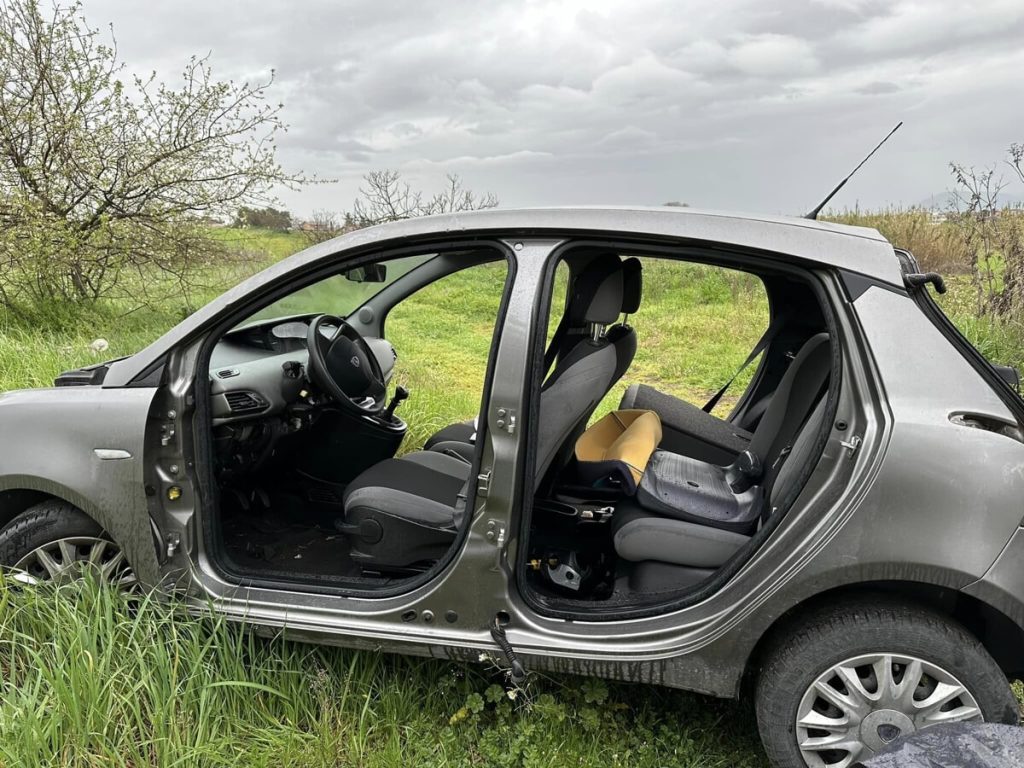 Villaggio Prenestino, auto cannibalizzata in pieno giorno. Donna chiama le forze dell'ordine ma nessuno interviene