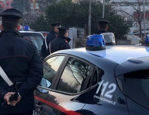 Armato di cacciavite entra in un discount e scappa con l'incasso