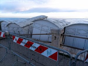 Tromba d’aria ad Ostia: danneggiate la cabine sul lungomare