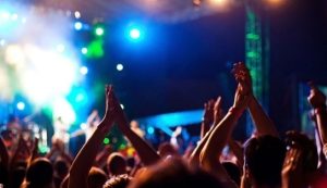 Le due ragazze accoltellate nella discoteca già chiusa per risse e aggressioni