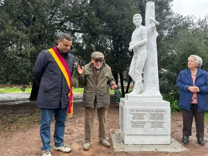 Caffarella, inaugurata la statua di Lorenzo Cuneo: morì soccorrendo un’autista in difficoltà