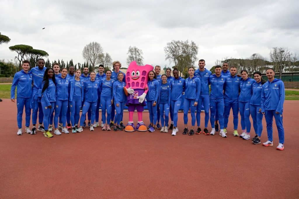 La mascotte degli Europei di Atletica Roma 2024 incontra gli atleti azzurri delle staffette