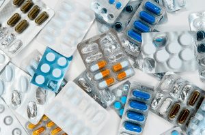 Prezzi stracciati, medicine introvabili in Italia. Così la farmacia vaticana incassa milioni