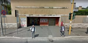 Afferrato per il collo e minacciato, 22enne rapinato dello smartphone