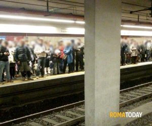 Borseggia passeggero in metro e scappa, ladra inseguita e fermata dalla guardia giurata