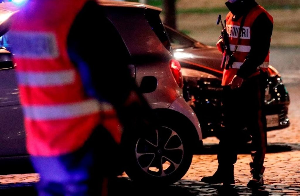 Imprenditore e la sua famiglia sequestrati e rapinati da finti carabinieri: rubata pistola e 30 mila euro