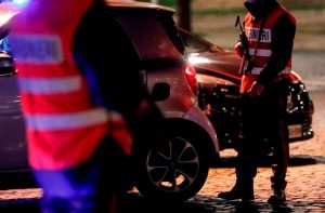 Imprenditore e la sua famiglia sequestrati e rapinati da finti carabinieri: rubata pistola e 30 mila euro