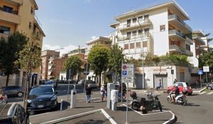La tecnica delle feci spalmate per rapinare passanti, è psicosi nel quartiere