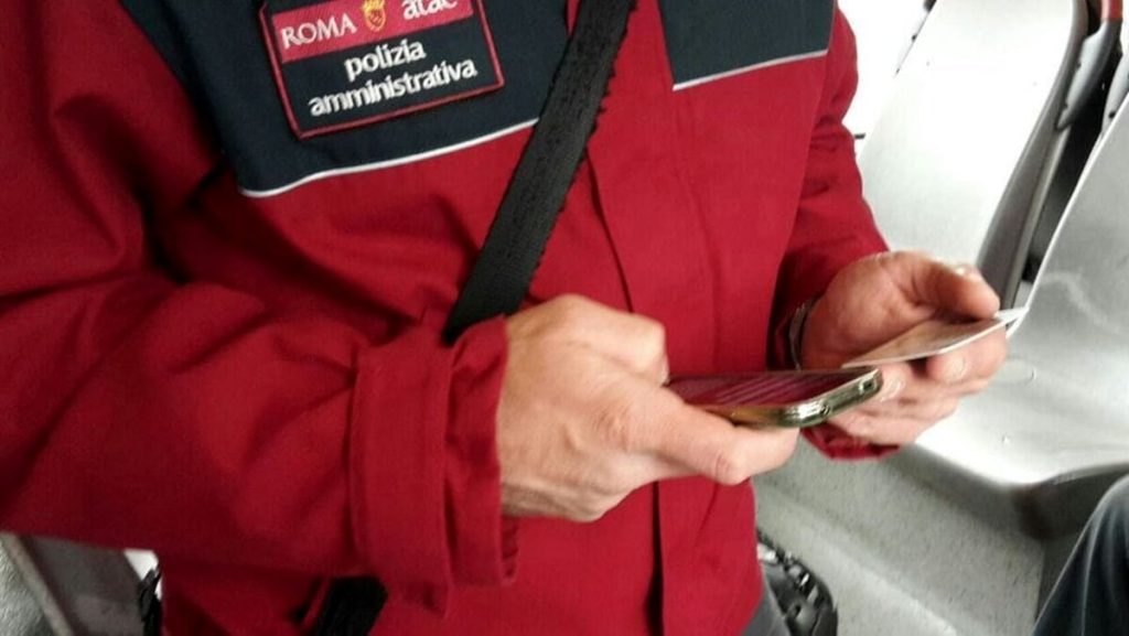 Sul bus senza biglietto, aumentano i controlli (e le multe): 500 sanzioni al giorno