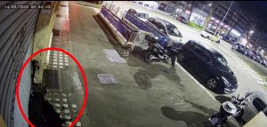 Escrementi e olio motore contro la serranda del negozio, il grido d'allarme dell'ottico di Colli Albani