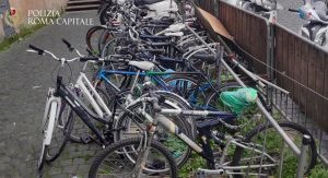 Gli revocano autorizzazione, noleggiatore di bici abbandona veicoli in strada