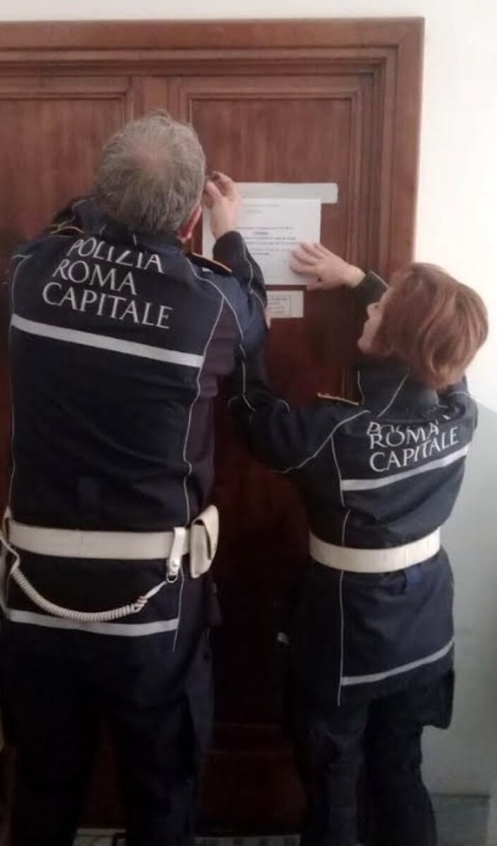Sfruttano i lavori in corso e occupano un appartamento