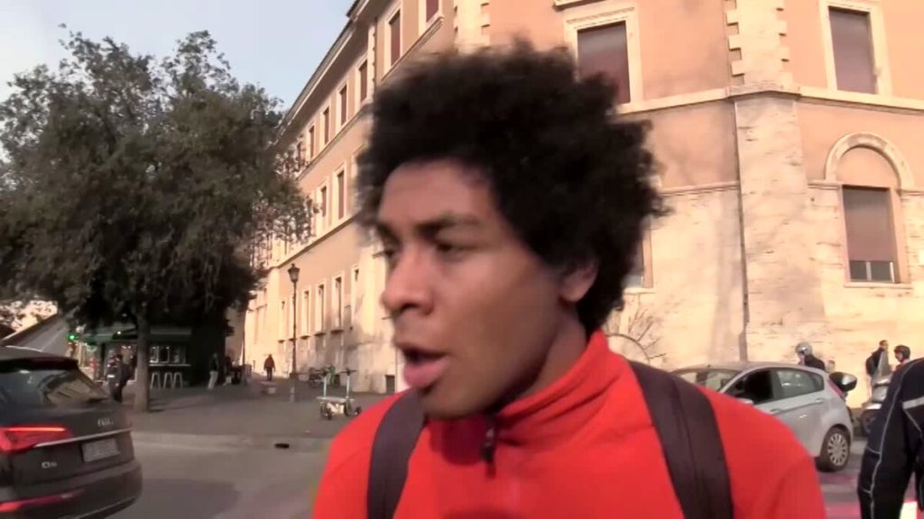 VIDEO | Pizzica contro il patriarcato, transfemministe trascinate via di peso dopo blitz sul lungotevere