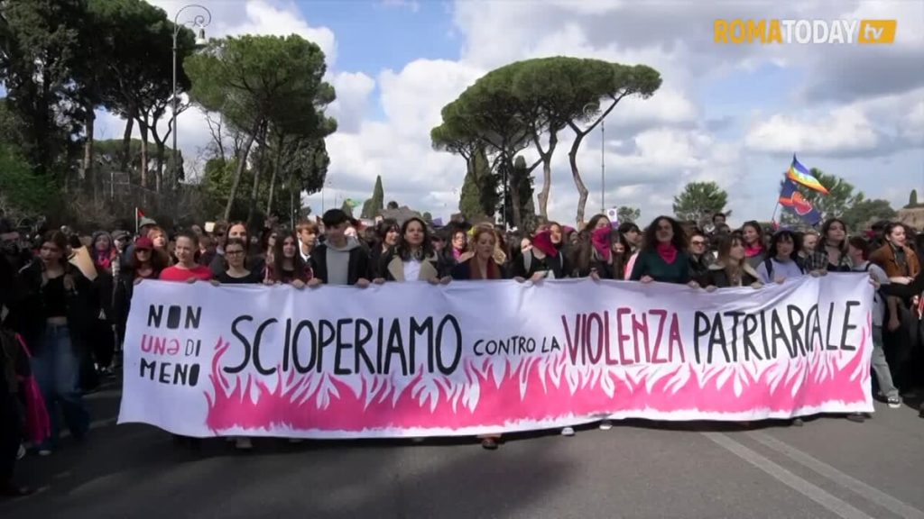 VIDEO | Una marea fucsia invade le strade di Roma: è il corteo transfemminista dell’8 marzo