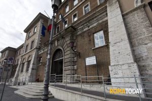 Vestita da medico truffa paziente nel letto d'ospedale, fermata con l'oro appena rubato