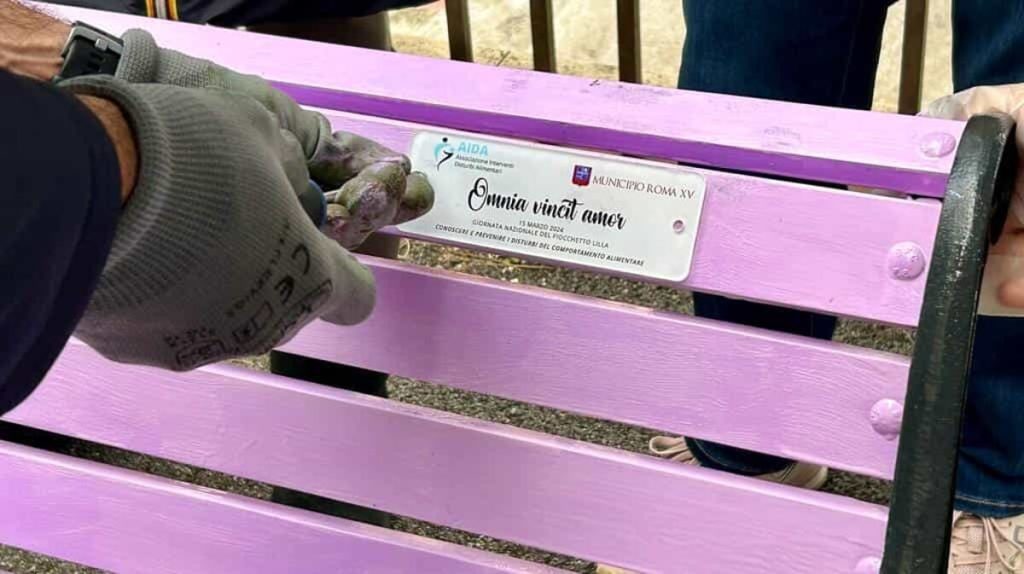 Nella scuola di Roma nord la panchina lilla contro i disturbi alimentari