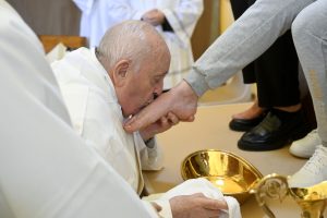 Il Papa a Rebibbia, lava e bacia piedi a dodici detenute