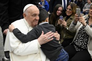 Papa Francesco incontra medici e pazienti del Bambino Gesù. I messaggi dei piccoli: "Mi piaci tanto"