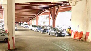 Nel parcheggio del centro commerciale rubano i fari delle auto