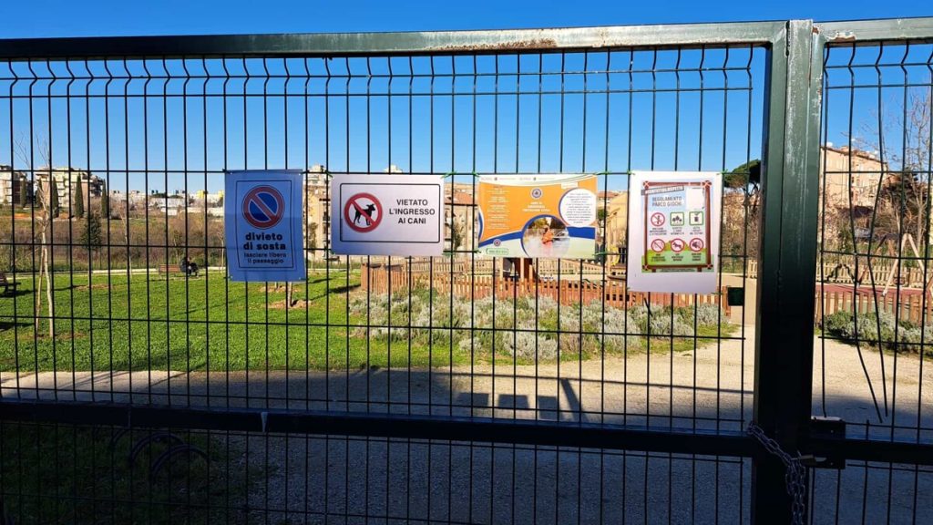 Niente manutenzione al parcheggio del parco Pasquale II. Menna: "Assurdo"