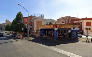 Rapina al distributore: benzinaio minacciato con una pistola