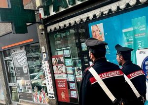 Rapina una farmacia e fugge in metropolitana