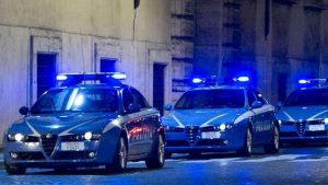Armato di coltello minaccia dottoressa e rapina farmacia