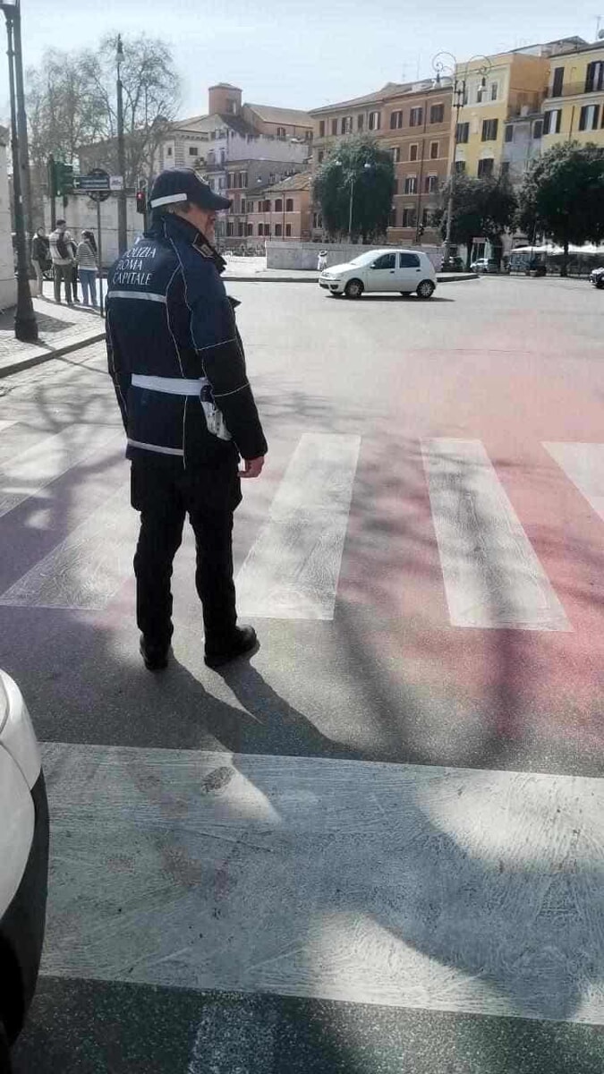 Femministe bloccano lungotevere e gettano vernice rossa sulla strada