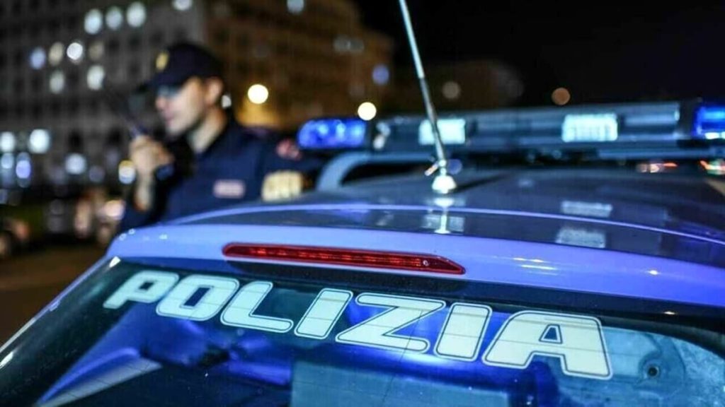 Fuori controllo distrugge il citofono e prende a calci lo scooter del padre. I genitori lo avevano allontanato da casa