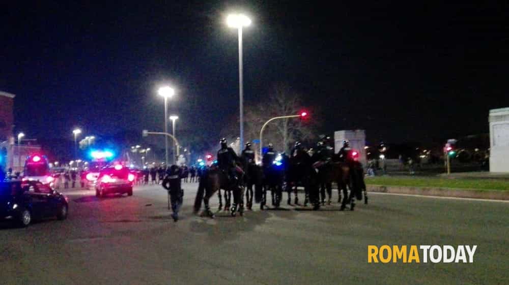 Bottiglie contro la polizia al termine del match contro l'Udinese: arrestato ultrà laziale