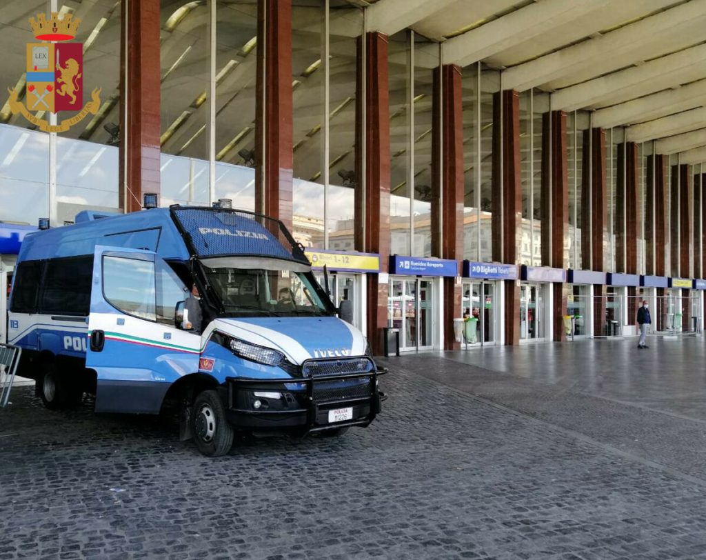 Termini, ruba borsa e scappa. Arrestato ventenne