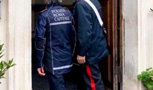 Insetti e sporcizia tra frutta e verdura. Chiusi due minimarket