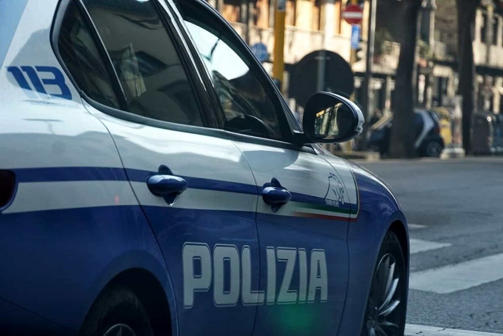 Sventa un furto in un supermecato e li allontana, loro tornato e lo pestano