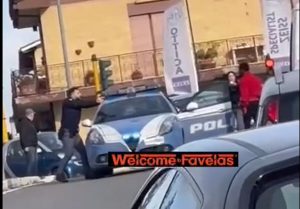 "C'è un uomo armato nel centro commerciale", la polizia lo ferma con il taser