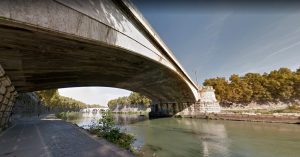 In piedi sul parapetto del ponte minaccia di gettarsi nel Tevere