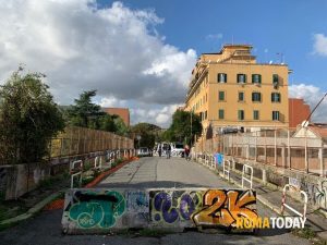 Lavori in partenza al ponte di via Giulio Rocco, chiuso da otto anni. Sarà abbattuto e ricostruito