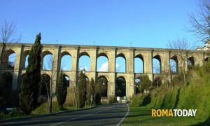 Sul parapetto del ponte minaccia di gettarsi nel vuoto, salvata da due agenti in borghese